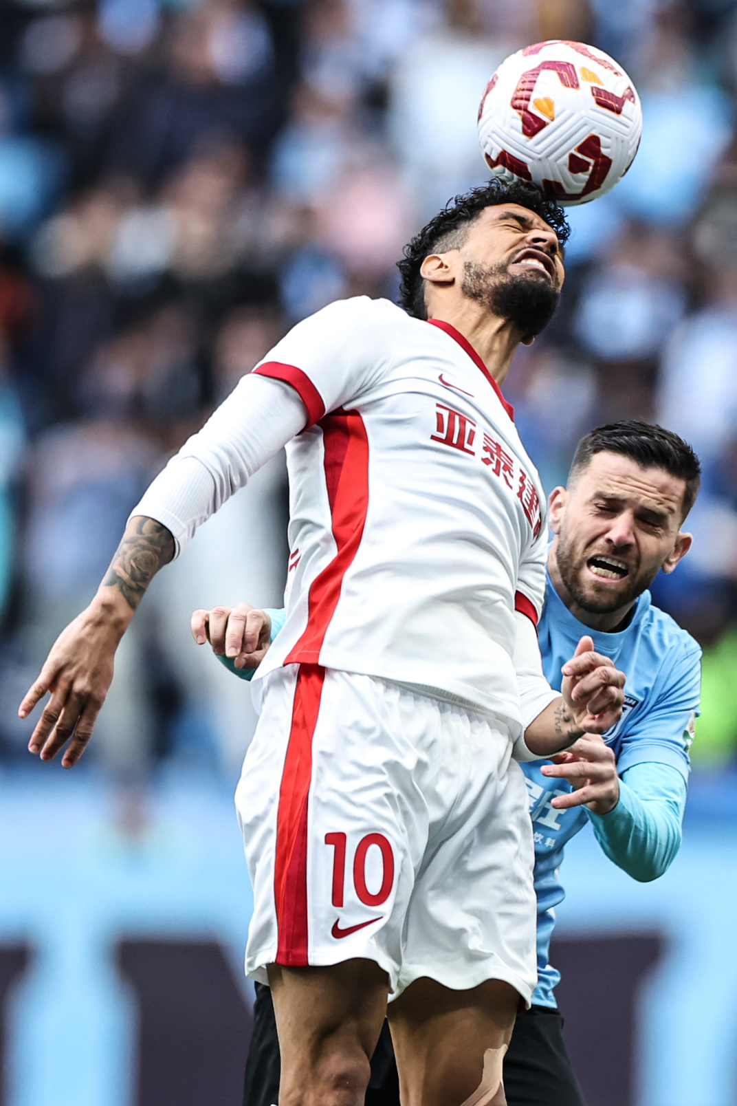 关于热门球队再获胜利,球员庆祝全场观众挥舞彩色气球的信息 关于热门球队再获胜利,球员庆祝全场观众挥舞彩色气球的信息