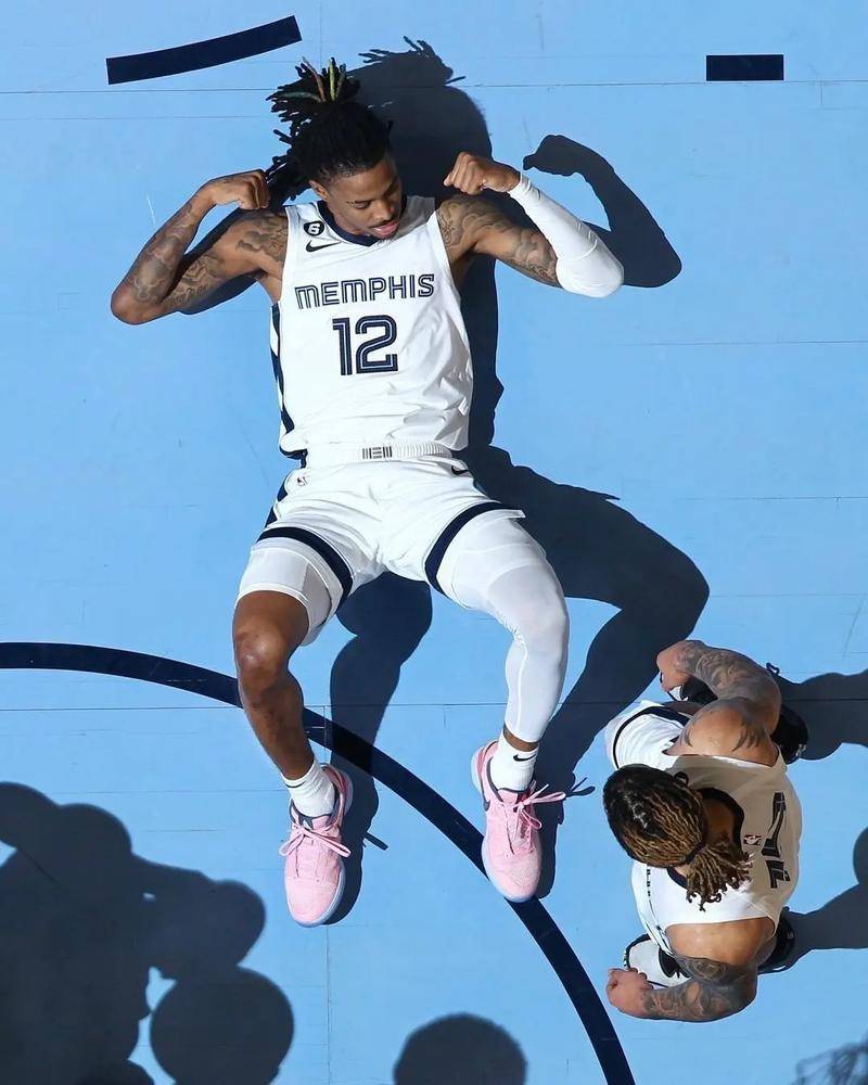 欧文复出首战,莫兰特状态火爆,篮网成为焦点! 欧文复出首战,莫兰特状态火爆,篮网成为焦点!